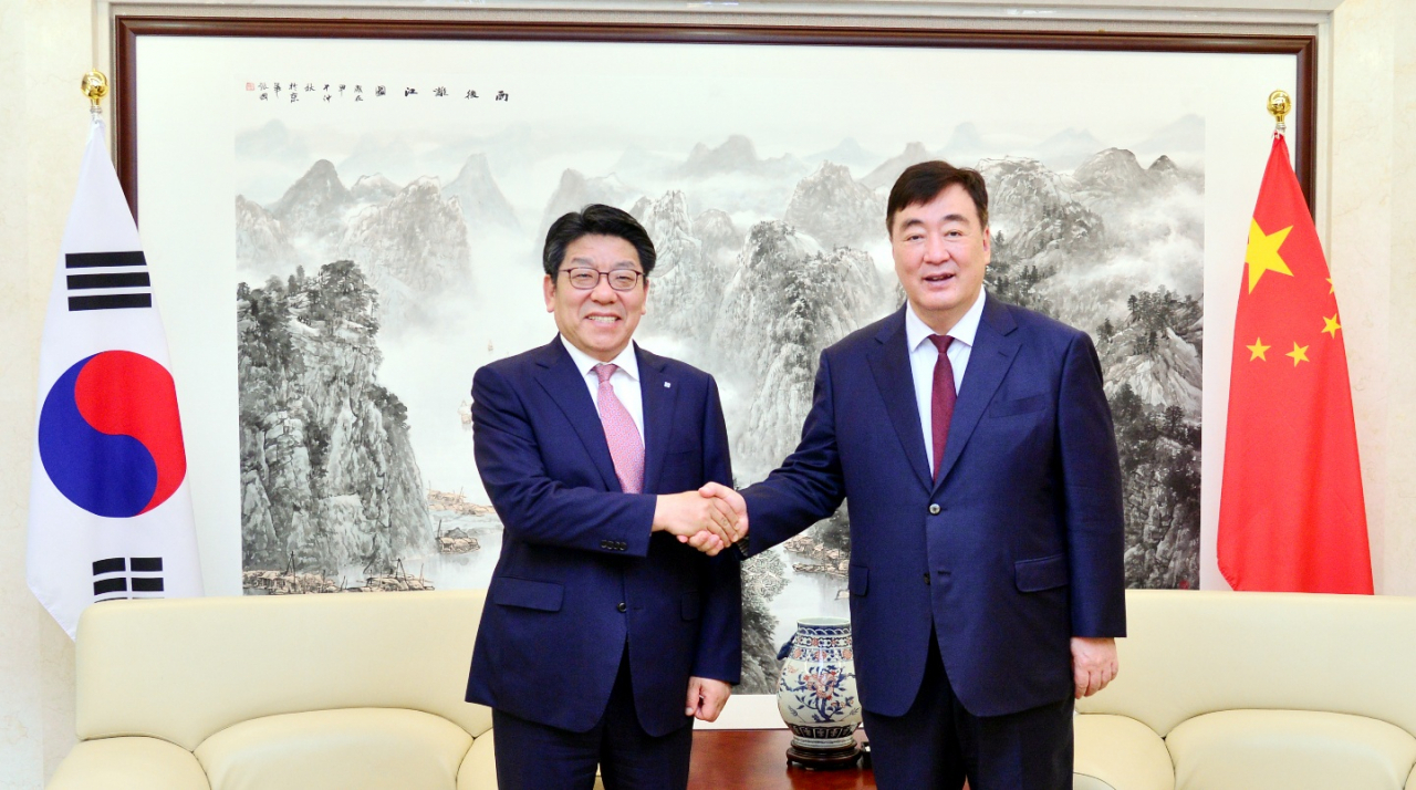 최진영 코리아헤럴드 대표이사(사진 왼쪽)와 싱하이밍 중국대사가 지난 21일 환담을 갖고 사진 촬영을 하고 있다(사진=박현구 기자)