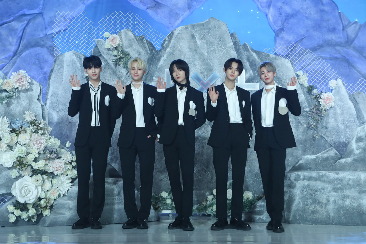 Tomorrow X Together members pose for picture at "The Chaos Chapter: Freeze" press conference held in Seoul on May 31. (BigHit Music)
