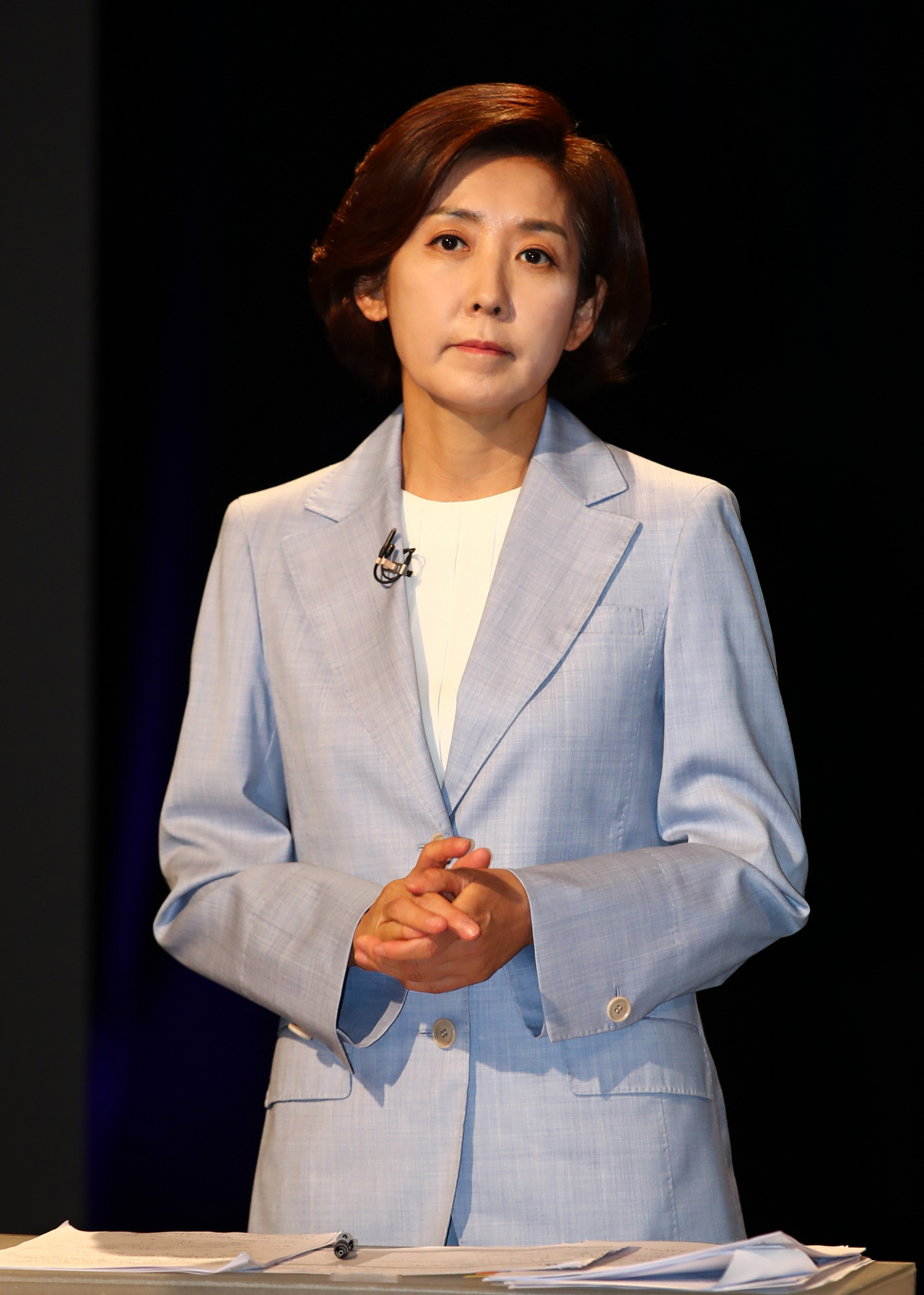 국민의힘 당대표 선거에 출마한 나경원 후보가 31일 서울 마포구 상암 MBC스튜디오에서 열린 100분토론회에서 토론을 준비하고 있다. [연합]