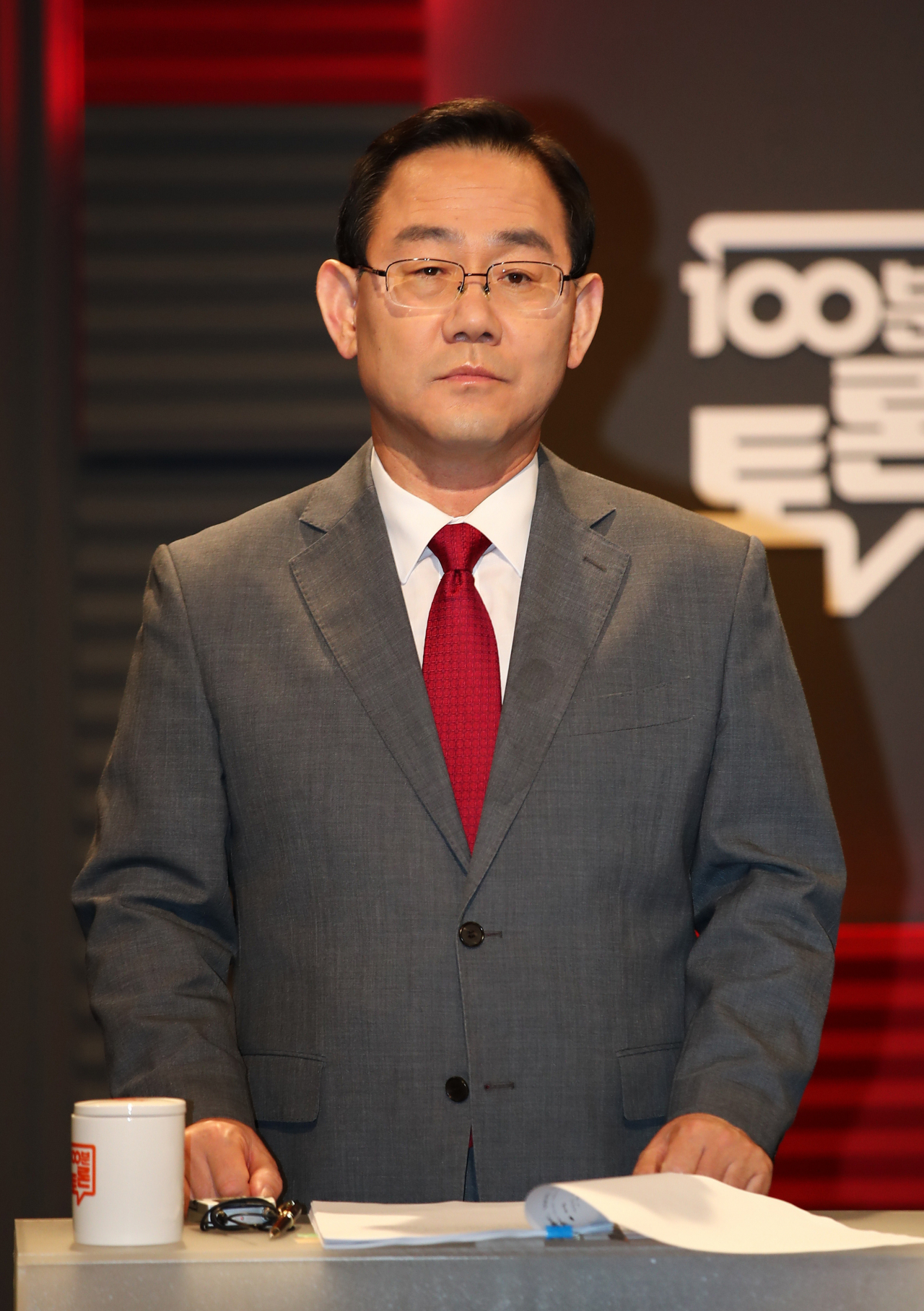 국민의힘 당대표 선거에 출마한 주호영 후보가 31일 서울 마포구 상암 MBC스튜디오에서 열린 100분토론회에서 토론을 준비하고 있다. [연합]