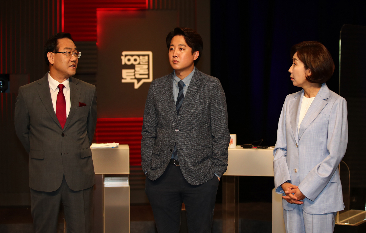 국민의힘 당대표 선거에 출마한 나경원(오른쪽 부터), 이준석, 주호영 후보가 31일 서울 마포구 상암 MBC스튜디오에서 열린 100분토론회에 앞서 대화하고 있다. [연합]
