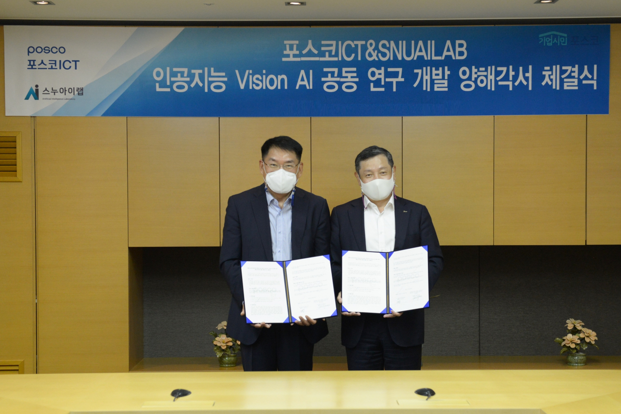 포스코ICT 판교사옥에서 정덕균 포스코ICT 사장(오른쪽)과 유명호 스누아이랩 대표가 업무협약을 체결했다. [포스코ICT 제공]