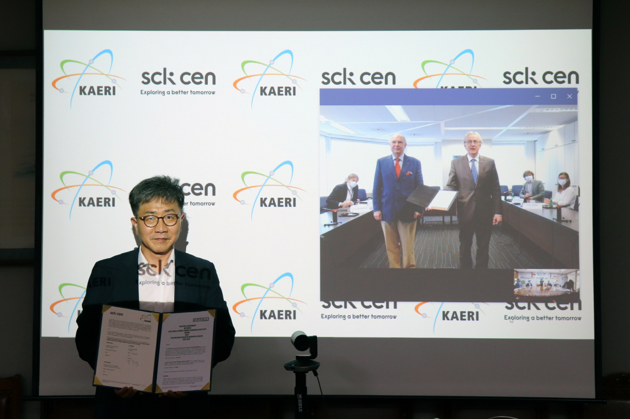 박원석 한국원자력연구원장이 온라인으로 진행한 화상 협약식에서 벨기에와의 공동연구 협약서를 들어보이고 있다.[한국원자력연구원 제공]