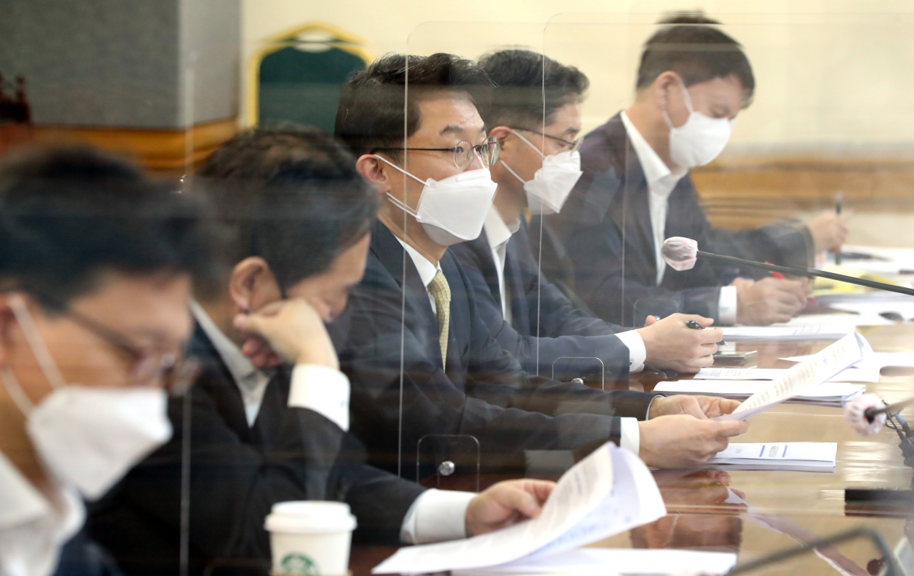 정부는 최근 발생한 물가상승 기류를 장기적 추세가 아닌 일시적 현상으로 분석했다. 2분기 중 일정기간 2%대를 상승할 수 있지만, 올해 전체적인 물가상승은 2% 미만으로 관리할 수 있다는 것이다. 이억원 기획재정부 1차관이 1일 서울 은행회관에서 열린 거시경제 금융회의를 주재하고 있다. [연합]