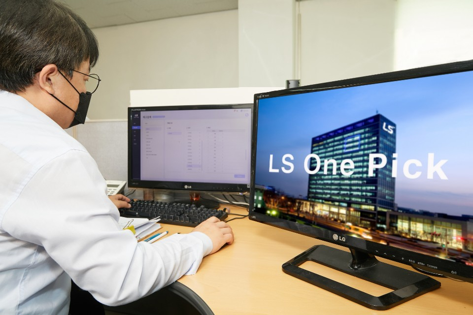 케이블 유통점 직원이 LS 원픽을 통해 사무실에서 재고 상황을 확인하고 있다.[LS전선 제공]