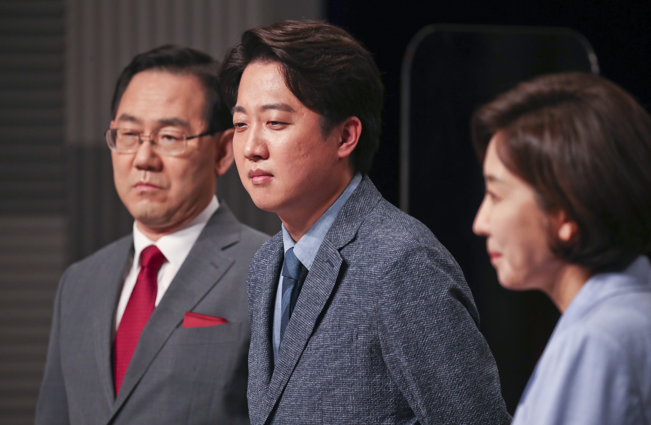 국민의힘 당대표 선거에 출마한 나경원(오른쪽 부터)·이준석·주호영 후보가 지난달 31일 서울 마포구 상암 MBC스튜디오에서 열린 100분토론회에 참석하고 있다. [연합]