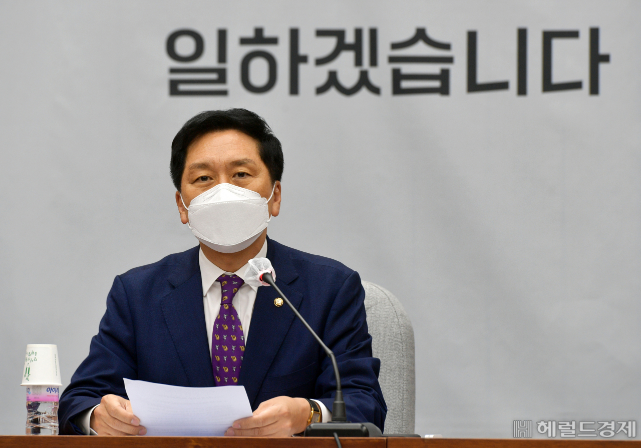 [헤럴드경제=이상섭 기자] 김기현 국민의힘 대표대행이 1일 국회에서 열린 원내대책회의에 참석, 모두발언을 하고 있다. babtong@heraldcorp.com