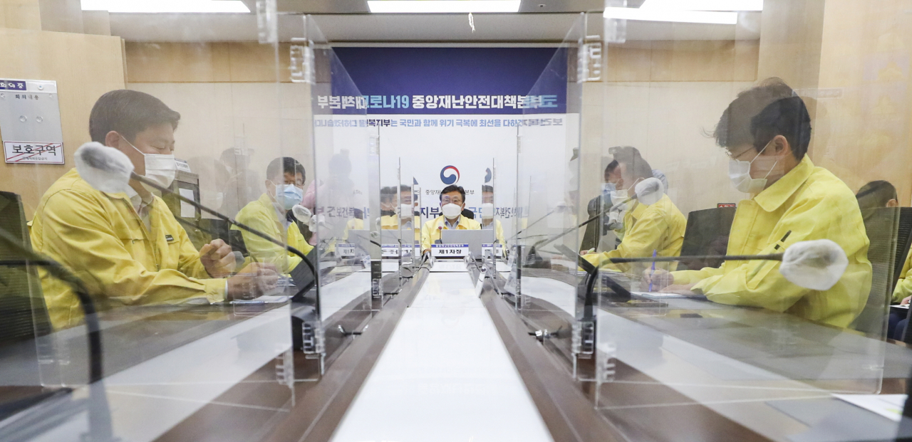 권덕철 중앙재난안전대책본부 1차장(보건복지부 장관, 가운데)이 1일 오전 세종시 정부세종청사에서 열린 코로나19 대응 중앙재난안전대책본부 회의를 주재하며 발언하고 있다. [보건복지부 제공]