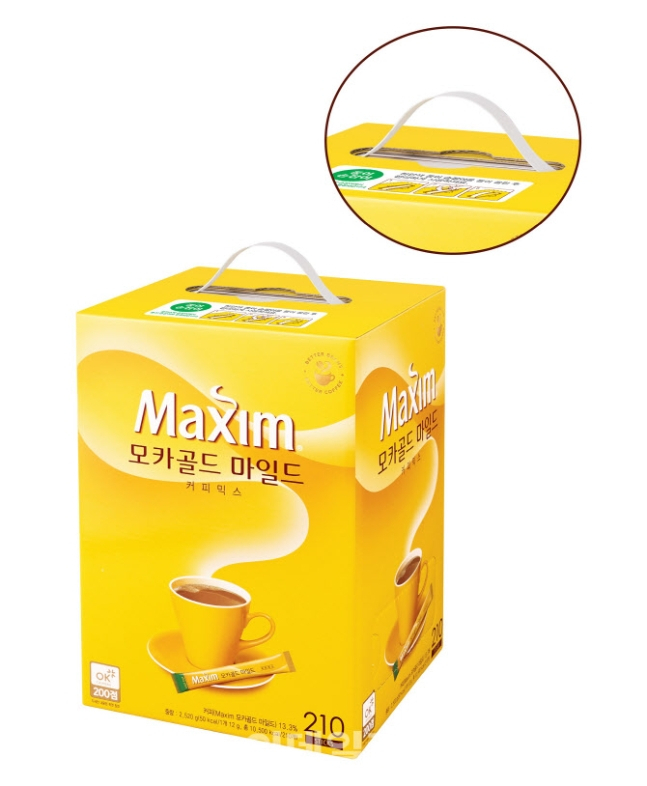 맥심 커피믹스 대규격 제품에 도입된 종이 손잡이 [동서식품 제공]