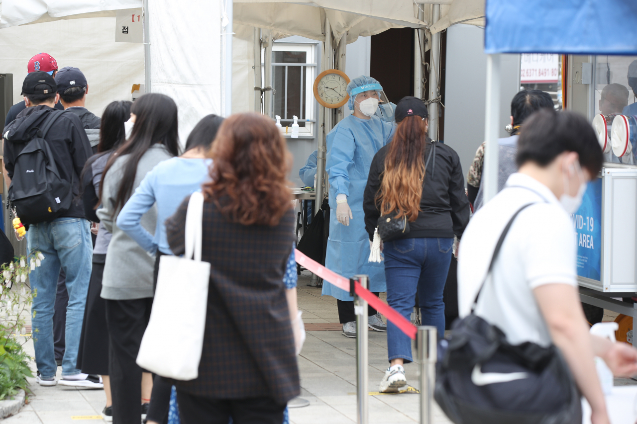국내 신종 코로나바이러스감염증(코로나19) 신규 확진자 수가 사흘 연속 400명대를 기록한 1일 오전 서울 구로역 앞에 마련된 임시선별검사소에서 시민들이 검체 검사를 받기 위해 대기하고 있다. 중앙방역대책본부에 따르면 이날 0시 기준 신규 확진자 수는 459명을 기록했다. 확진자 발생이 잠시 주춤한 것은 주말·휴일 검사 건수 감소 영향일 수 있어 아직 확산세 꺾였다고 판단하기에는 어려움이 있다. 연합뉴스
