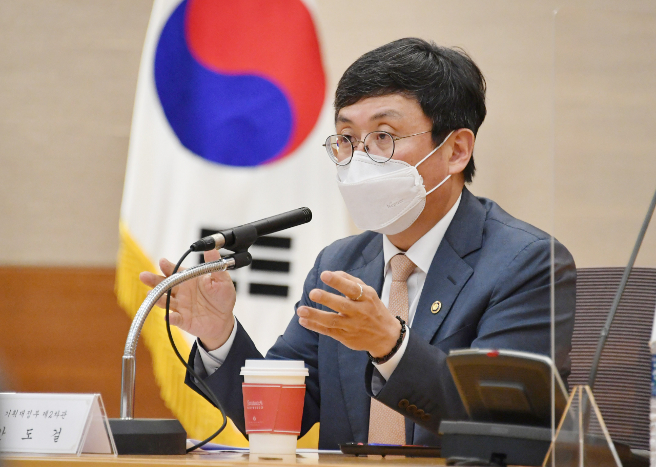 기획재정부는 1일 227개 혁신제품을 신규로 지정해 상반기까지 총 688개로 확대할 계획이라고 밝혔다. 5월말 기준으로 혁신제품은 461개다. 혁신제품은 수의계약, 구매면책 등 법령상 특혜를 부여받는다. 안도걸 기획재정부 2차관은 1일 정부세종청사에서 민관 합동 위원회인 공공수요발굴위원회 제2차 회의를 주재하고 이같이 밝혔다. 사진은 28일 서울 서초구 서울 지방조달청 PPS홀에서 '재정전문가 간담회'를 주재하고 있는 안 차관. [기획재정부 제공]