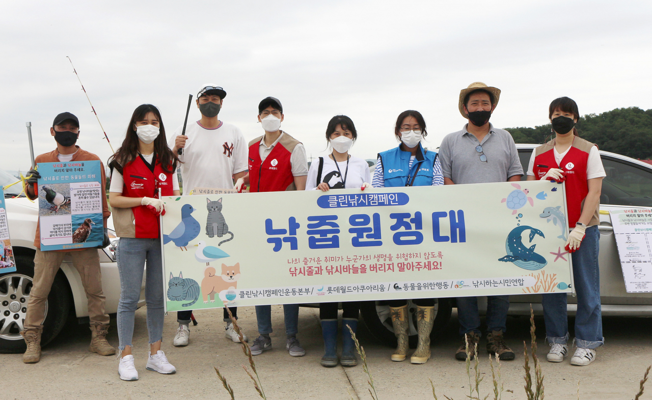 롯데월드 아쿠아리움, 클린낚시캠페인운동본부, 동물을 위한 행동, 낚시하는 시민연합 관계자들이 낚시후 쓰레기 치우기 캠페인과 함께 정화활동을 벌이는 ‘낚줍원정대’를 꾸렸다.