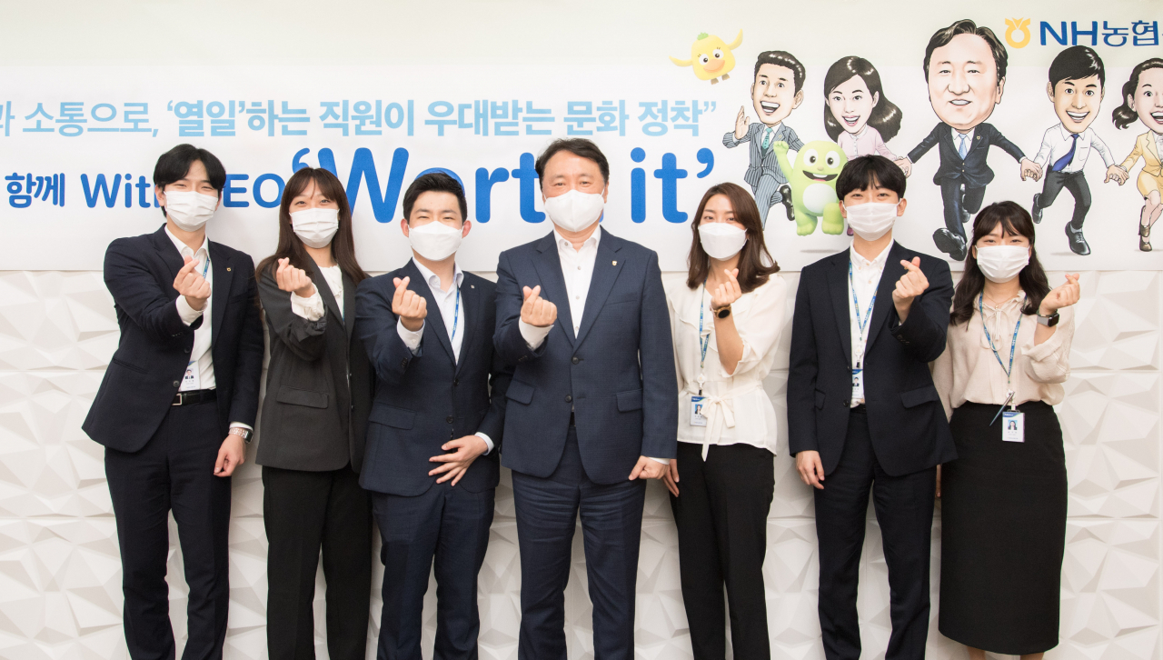 NH농협은행 권준학 은행장(오른쪽 네 번째)이 지난 31일 서울시 중구에 위치한 본사에서 채용연계 인턴전형에서 선발된 디지털 분야 신규 직원들과 함께 CEO 간담회를 실시하고 기념촬영을 하고 있다.