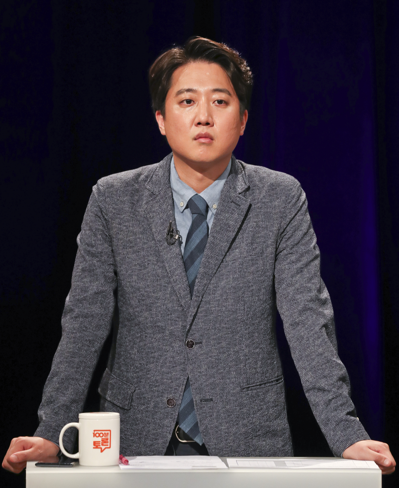 국민의힘 당대표선거에 출마한 이준석 후보가 지난 5월 31일 서울 마포구 상암 MBC스튜디오에서 열린 100분토론회에서 토론을 준비하고 있다. [연합]