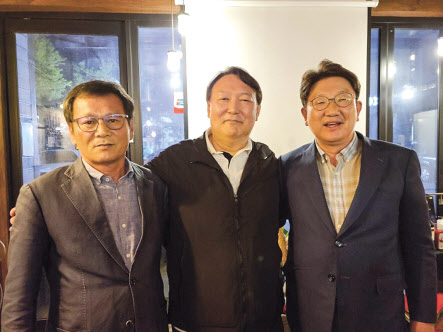 국민의힘이 ‘이준석 돌풍’과 ‘윤석열 입당설’로 들뜬 분위기다. 위쪽 사진은 지난달 31일 MBC 100분토론회에 참석한 이준석 당대표 후보. 아래쪽 사진은 지난달 29일 강원 강릉시의 한 식당에서 권성동 국민의힘 의원을 만난 윤석열 전 검찰총장(가운데). [연합]