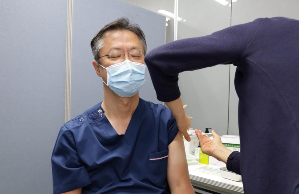 박상훈 아이디병원 병원장이 백신 접종을 하고 있다. 아이디병원 제공
