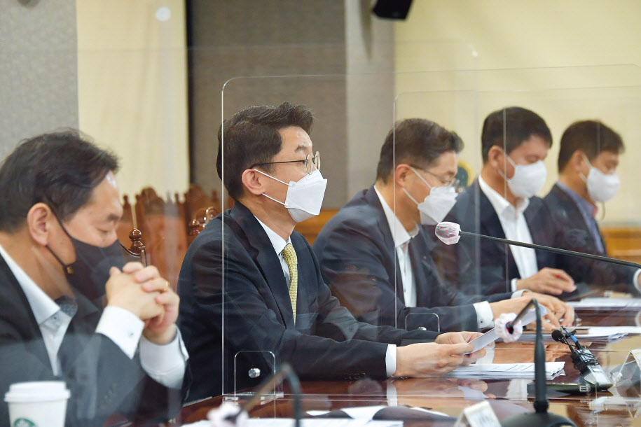 이억원 기획재정부 차관이 1일 서울 중구 은행회관에서 거시경제금융회의를 주재하고 있다. 이 차관은 이 자리에서 “유가와 농축수산물 등 공급측 요인에 코로나로 인한 작년의 낮은 물가에 따른 기저효과가 더해지면서 물가가 2분기 중 일시적으로 2%를 상회할 가능성이 높다”며 2일 차관회의를 열어 대책을 논의·발표하겠다고 밝혔다. [기획재정부 제공]