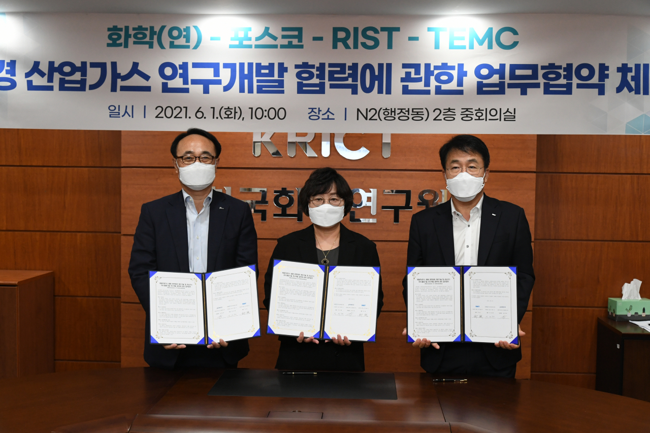 부생가스 활용 관련 업무협약식 모습. 왼쪽부터 유병옥 포스코 산업가스수소사업부장, 이미혜 한국화학연구원장, 유성 RIST 원장.[한국화학연구원 제공]