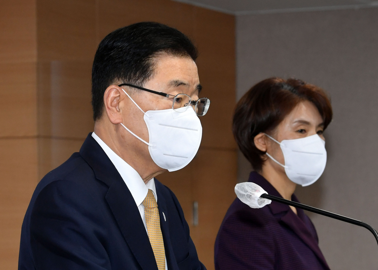 '정의용 외교부 장관이 1일 오전 정부서울청사 정부합동브리핑실에서 '2021 P4G 서울 정상회의' 결과 합동 브리핑을 하고 있다. 오른쪽은 한정애 환경부 장관. [연합]