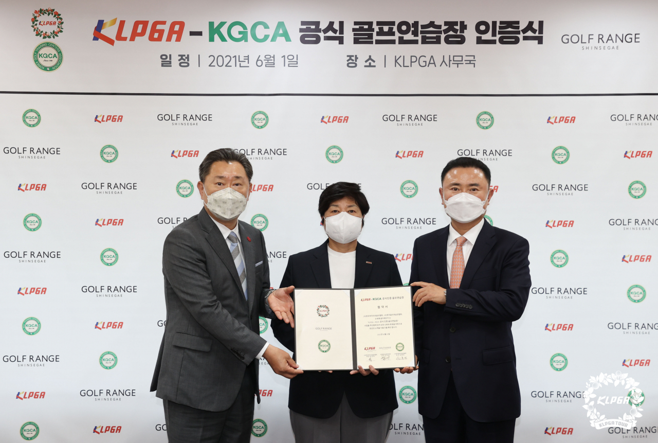 왼쪽부터 신세계건설 레저부문 이주희 대표이사, 강춘자 KLPGT 대표이사, KGCA 윤홍범 회장