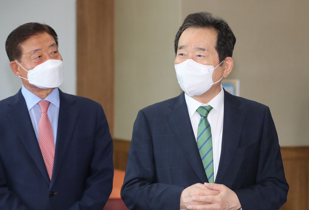 정세균 전 국무총리가 1일 오전 부산 강서구노인종합복지관에 찾아 백신 접종한 어르신들을 격려하고 있다. [연합]