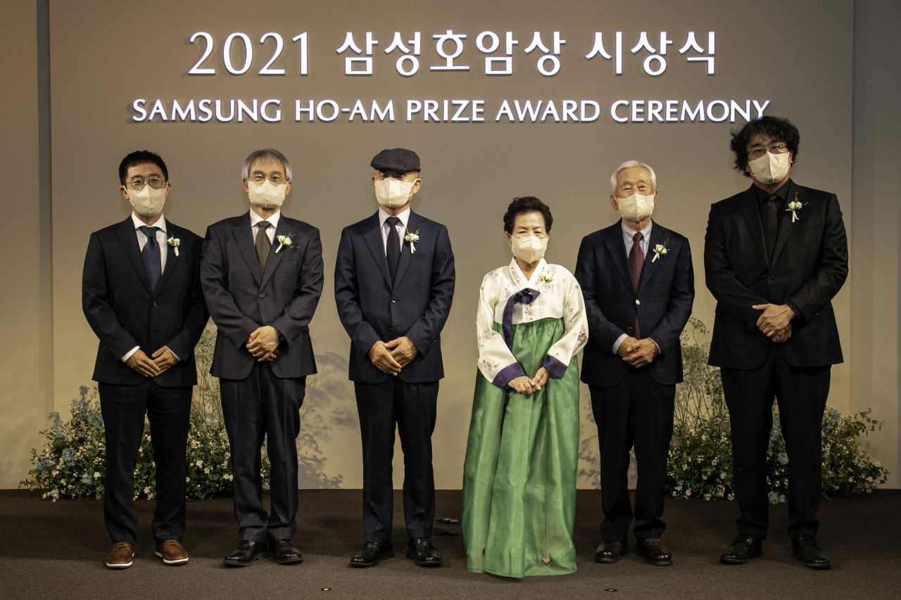(왼쪽부터) 과학상 물리·수학부문 허준이 미국 스탠퍼드대 교수, 과학상 화학·생명과학부문 강봉균 서울대 교수, 공학상 조경현 미국 뉴욕대 교수 가족(대리수상), 사회봉사상 이석로 꼬람똘라병원 원장 가족(대리수상), 의학상 이대열 미국 존스홉킨스대 특훈교수 가족(대리수상), 예술상 봉준호 영화감독 등 2021 삼성호암상 수상자들이 1일 오후 3시 서울 신라호텔 영빈관에서 열린 시상식에서 기념 촬영을 하고 있다.[제공=호암재단]