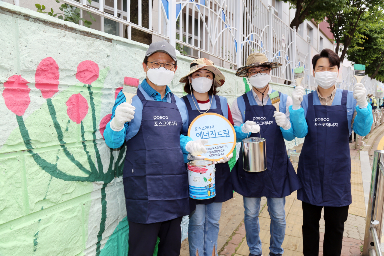 포스코에너지 정기섭 사장(왼쪽 첫번째)과 임직원들이 인천 서구 가좌중학교 통학로에 '걷고 싶은 벽화거리'를 조성하고 기념촬영을 하고 있다. [포스코에너지 제공]