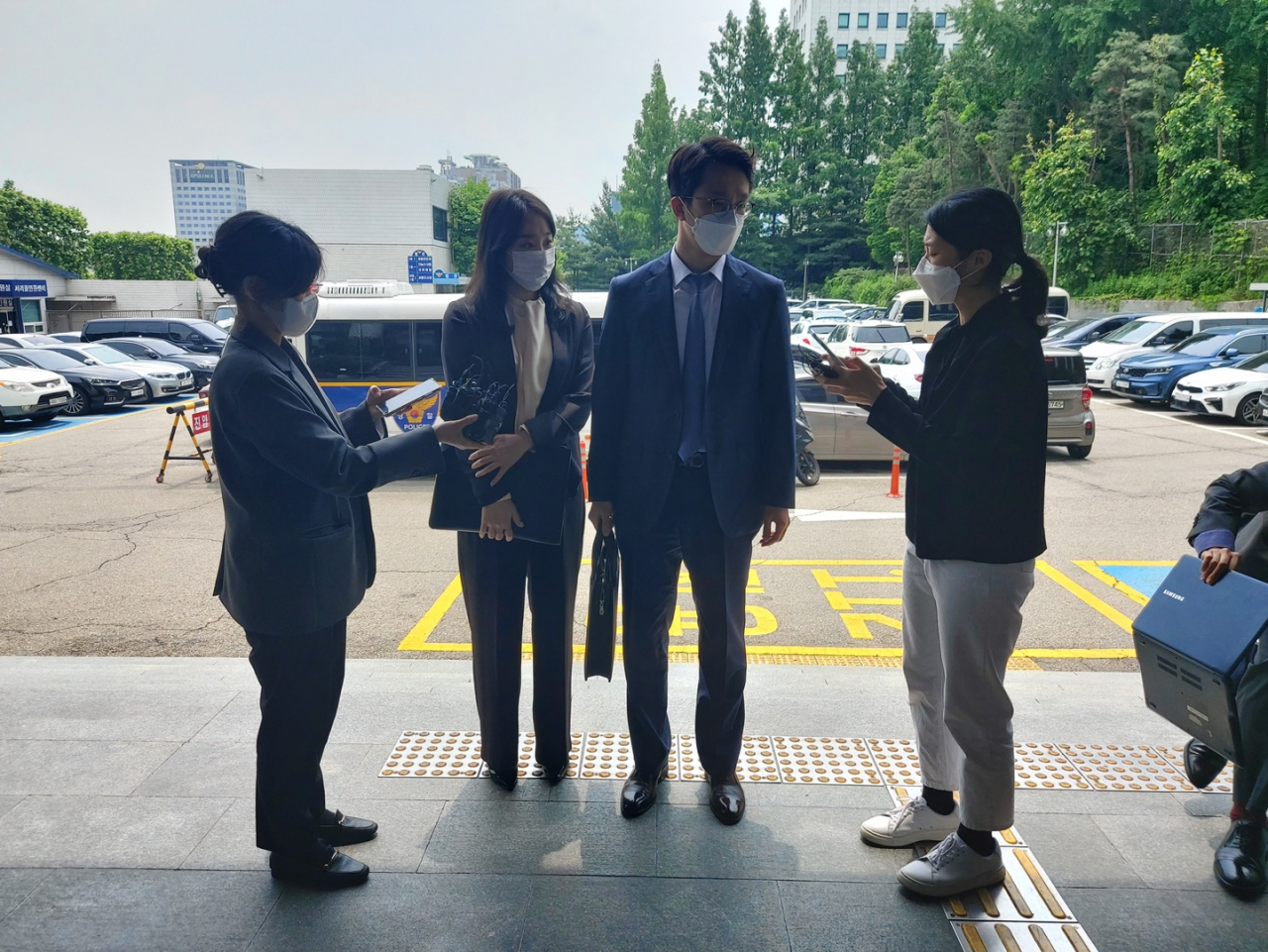 1일 오후 고(故) 손정민 씨 친구 A씨의 법률대리인 측은 정보통신망법에 의한 명예훼손 혐의로 한 유튜버를 경찰에 고소했다. 이날 이은수(오른쪽 두 번째) 변호사가 서울 서초경찰서로 들어서며 취재진의 질문에 답하고 있다. 신주희 기자/joohee@