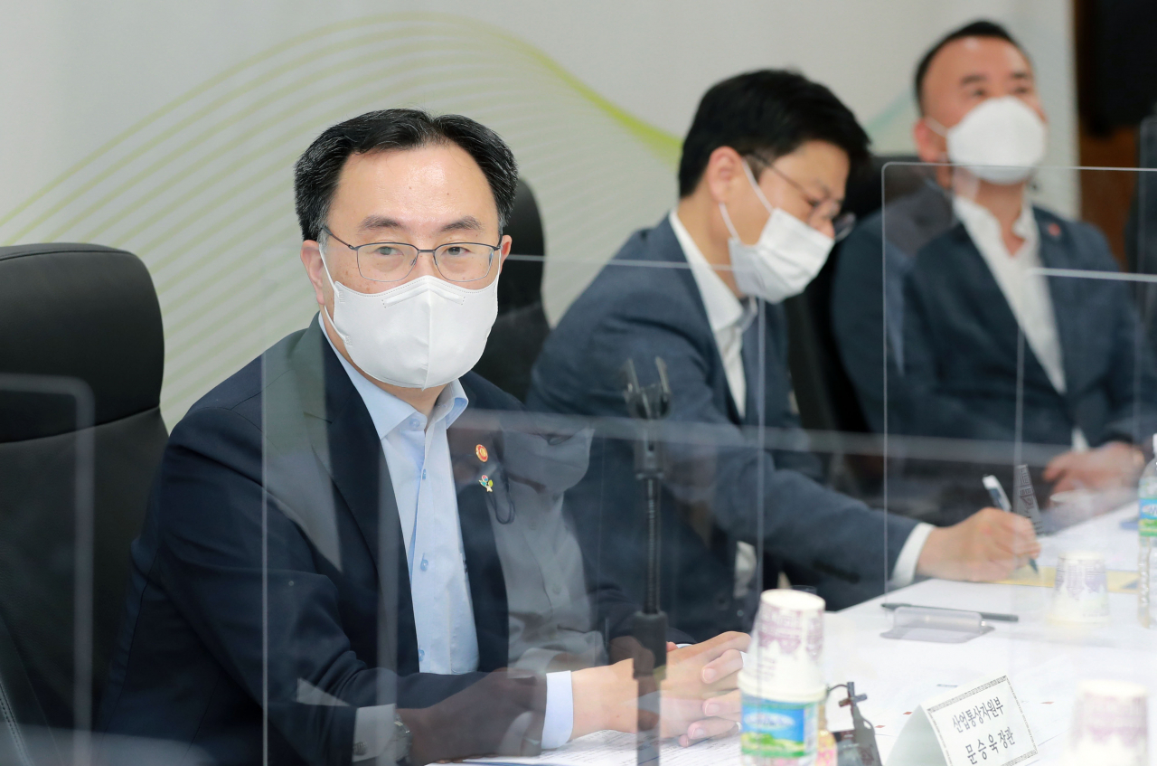 문승욱 산업통상자원부 장관이 1일 충남 아산 유한정밀에서 진행된 11개 수소기업들과의 간담회에서 모두발언을 하고 있다. [산업통상자원부 제공]