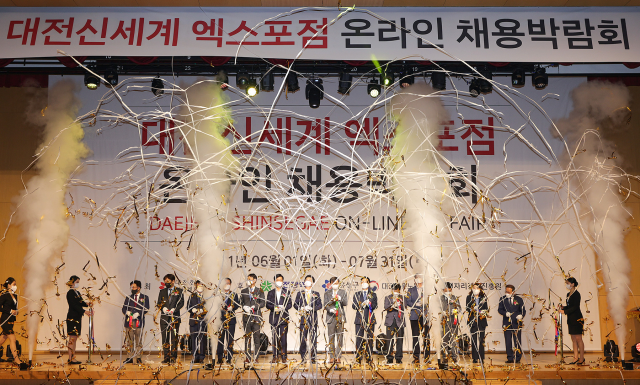 대전 신세계가 1일 대전 컨벤션 센터에서 온라인 채용 박람회(1일부터 내달 31일까지)를 앞두고 ‘개최 축하식’을 열었다. 이날 행사에는 허태정 대전시장, 권중순 대전시의회 의장, 조승래 국회의원 및 신세계 관계자 등이 참석했다.