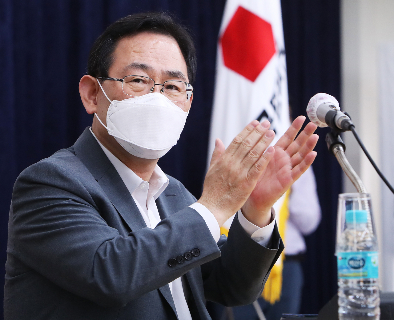 국민의힘 당 대표 선거에 출마한 주호영 후보가 1일 오전 경기도 수원시 국민의힘 경기도당에서 열린 경기도 책임당원 결의대회에서 박수를 치고 있다. [연합]