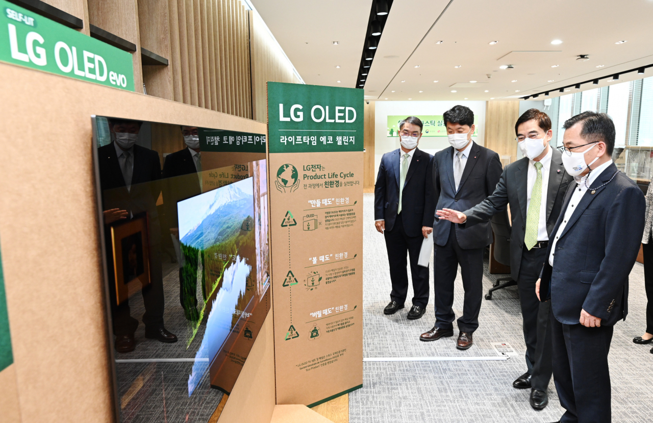 1일 강서구 LG사이언스파크에서 열린 탈플라스틱 실천 협약식에서 LG전자 박형세 HE사업본부장(왼쪽)이 홍정기 환경부 차관(오른쪽)에게 플라스틱 사용의 원천 감축이 가능한 LG 올레드 TV를 설명하고 있다. [LG전자 제공]