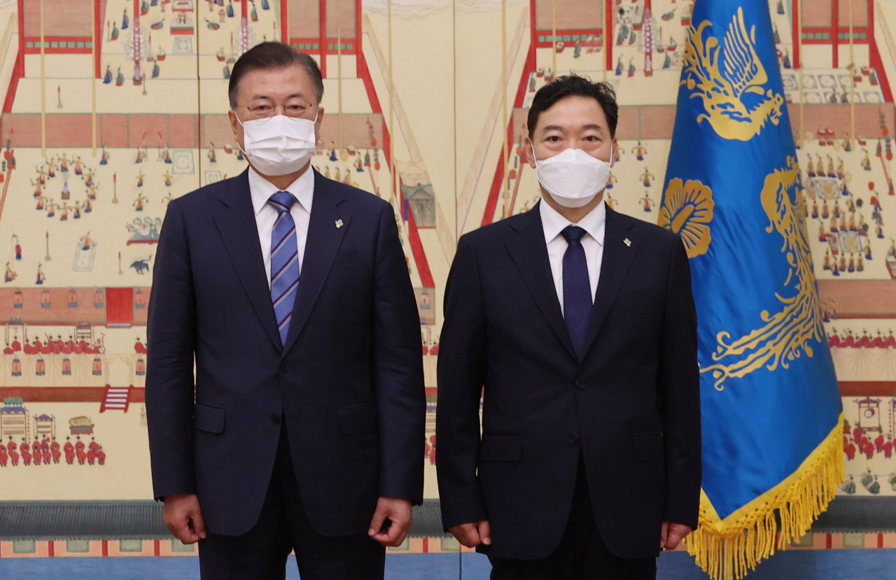 문재인 대통령이 1일 오후 청와대에서 신임 김오수 검찰총장에게 임명장을 수여한 뒤 기념촬영을 하고 있다. [연합]