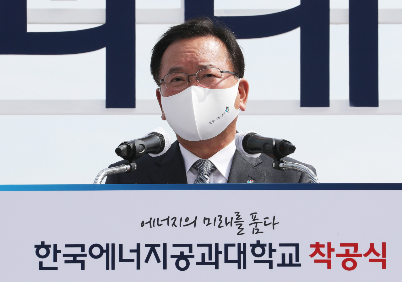 김부겸 국무총리가 1일 오후 전남 나주시 부영CC 일원에서 열린 한국에너지 공대 착공식에서 축사하고 있다.[연합]