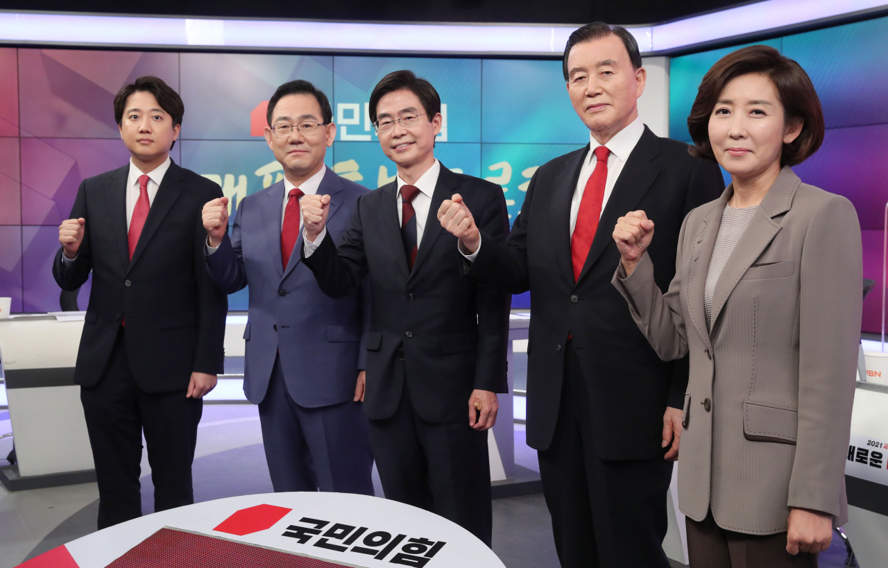 1일 서울 중구 MBN 스튜디오에서 열린 국민의힘 당 대표 후보 토론회에서 후보들이 기념촬영을 하고 있다. 왼쪽부터 이준석, 주호영, 조경태, 홍문표, 나경원 후보. 연합뉴스