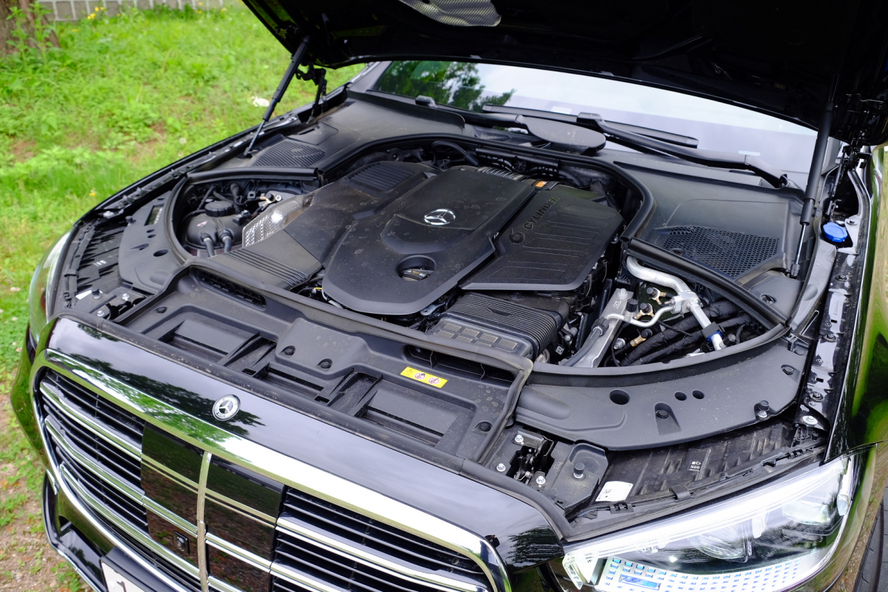 S400 d 4MATIC 모델에는 최고 출력 330마력, 최대 토크 71.4㎏.m의 3.0ℓ 6기통 디젤 엔진이 탑재됐다. 일상 주행은 물론 고속에서도 꾸준하게 밀어주는 힘이 인상적이다. [정찬수 기자]