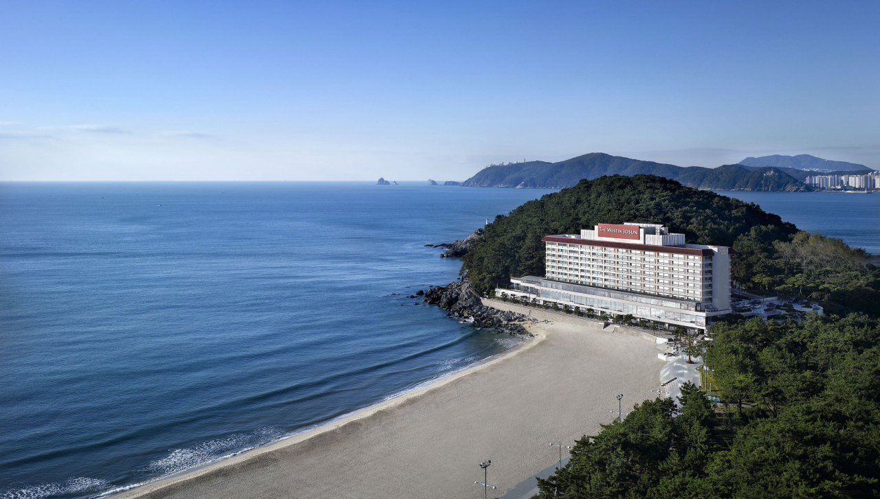 동해안 해운대끝 동백섬 언덕에 자리한 웨스틴 조선 부산. 부산의 바다는 오륙도를 중심으로 동해와 남해가 갈린다.