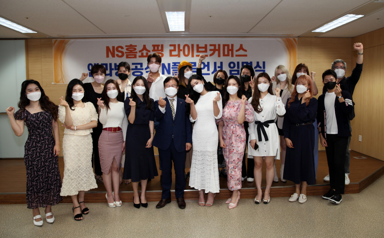 1일 NS홈쇼핑 라이브커머스 엔라방 공식 N플루언서 임명식에서 NS홈쇼핑 조항목 대표이사(가운데)와 라이브커머스 사업부 정유찬이사(제일 오른쪽), N플루언서들이 기념촬영 하고 있다.[NS홈쇼핑 제공]