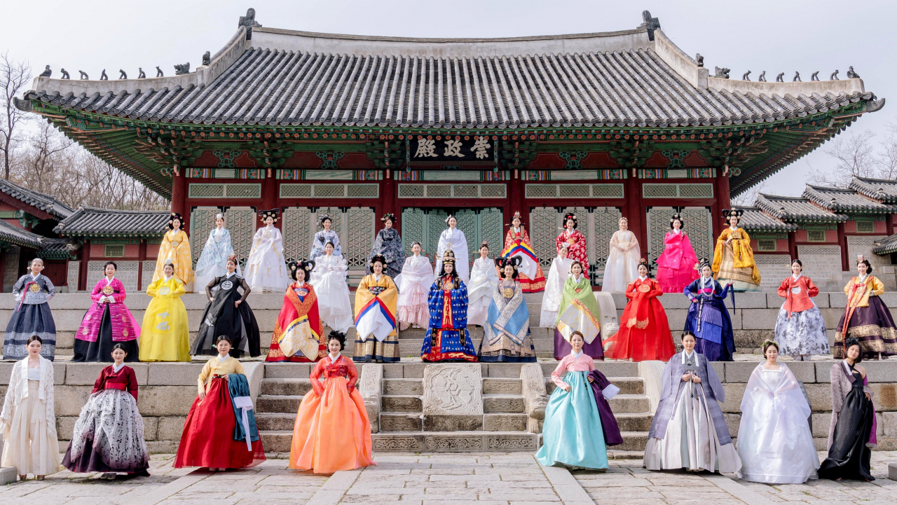경교장 인근 경희궁 숭의전에서는 최근 중국한 한복침략을 응징이라도 하듯, 멋진 한복 패션쇼가 열렸다.