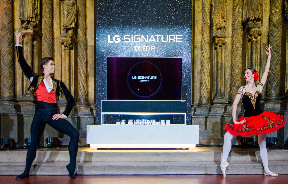 LG전자가 최근 러시아 모스크바에 위치한 푸시킨미술관에 LG 시그니처 올레드 R를 전시하고 VVIP 고객 초청 행사를 열었다. 러시아 볼쇼이 발레단 소속 수석단원들이 LG 시그니처 올레드 R를 배경으로 발레 공연을 선보이고 있다. [LG전자 제공]