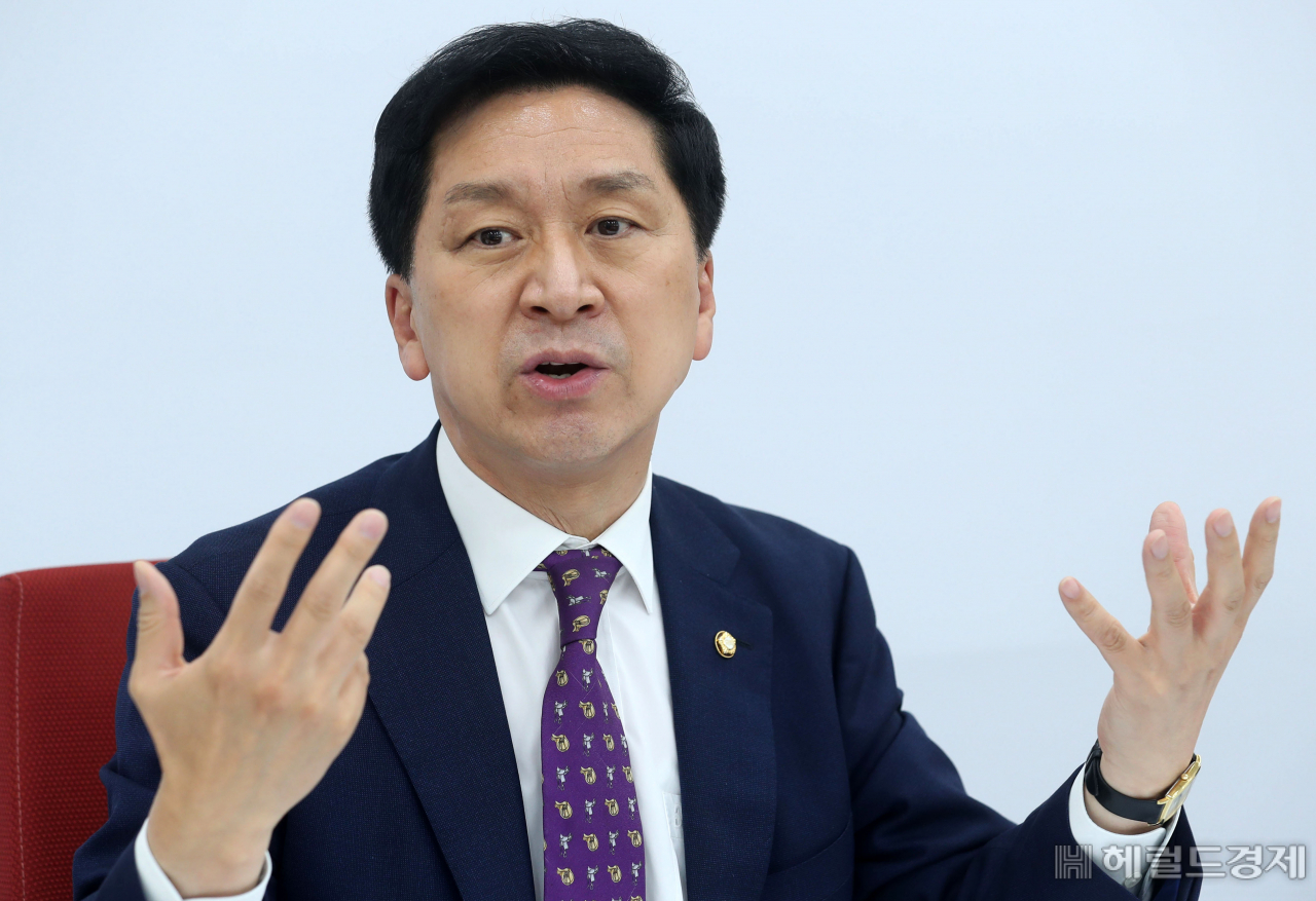 취임 한 달을 맞은 김기현 국민의당 대표 권한대행 겸 원내대표가 지난 1일 국회 원내대표실에서 헤럴드경제와 인터뷰를 하고 있다. [헤럴드경제=이상섭 기자 babtong@heraldcorp.com]