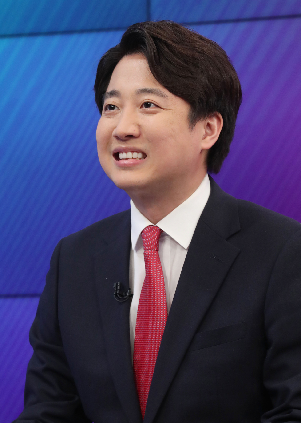 이준석 국민의힘 당대표 후보가 1일 서울 중구 MBN스튜디오에서 열린 당대표 후보 토론회에 참석, 방송 준비를 하고 있다. [연합]