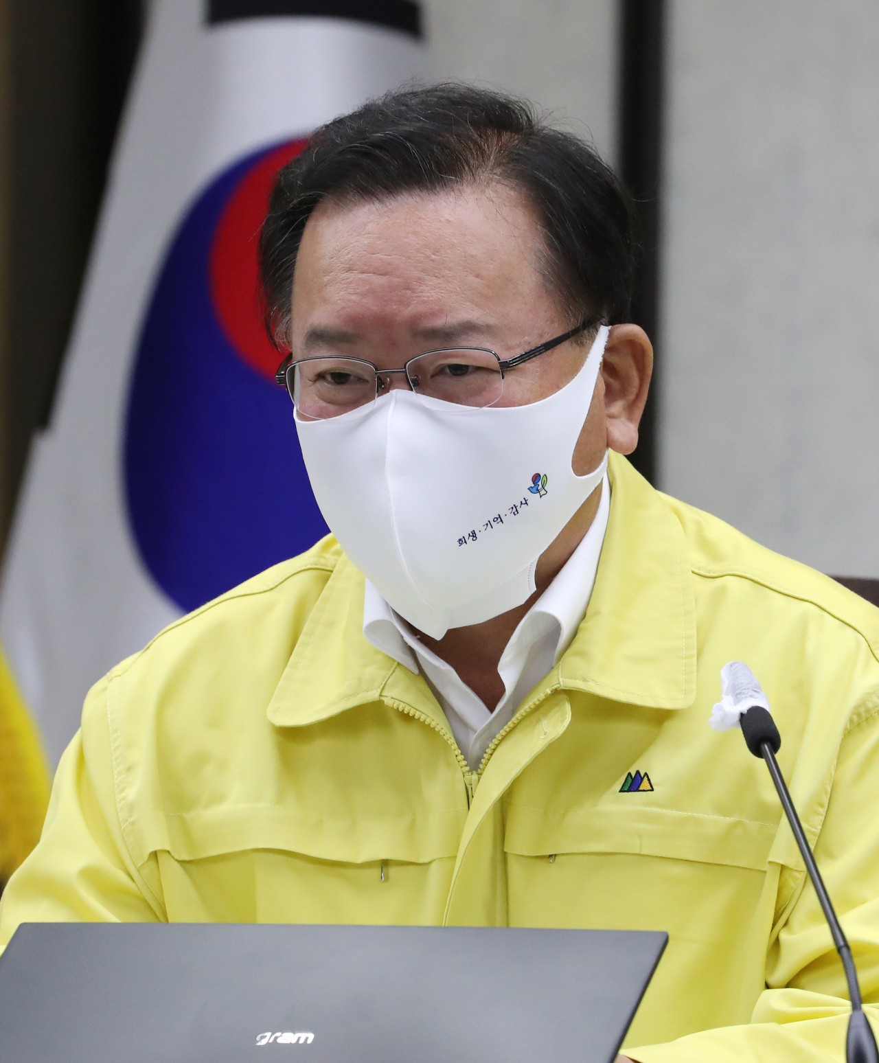 김부겸 국무총리가 2일 오전 정부세종청사에서 열린 코로나19 대응 중앙재난안전대책본부 회의를 주재하며 발언하고 있다. [연합]
