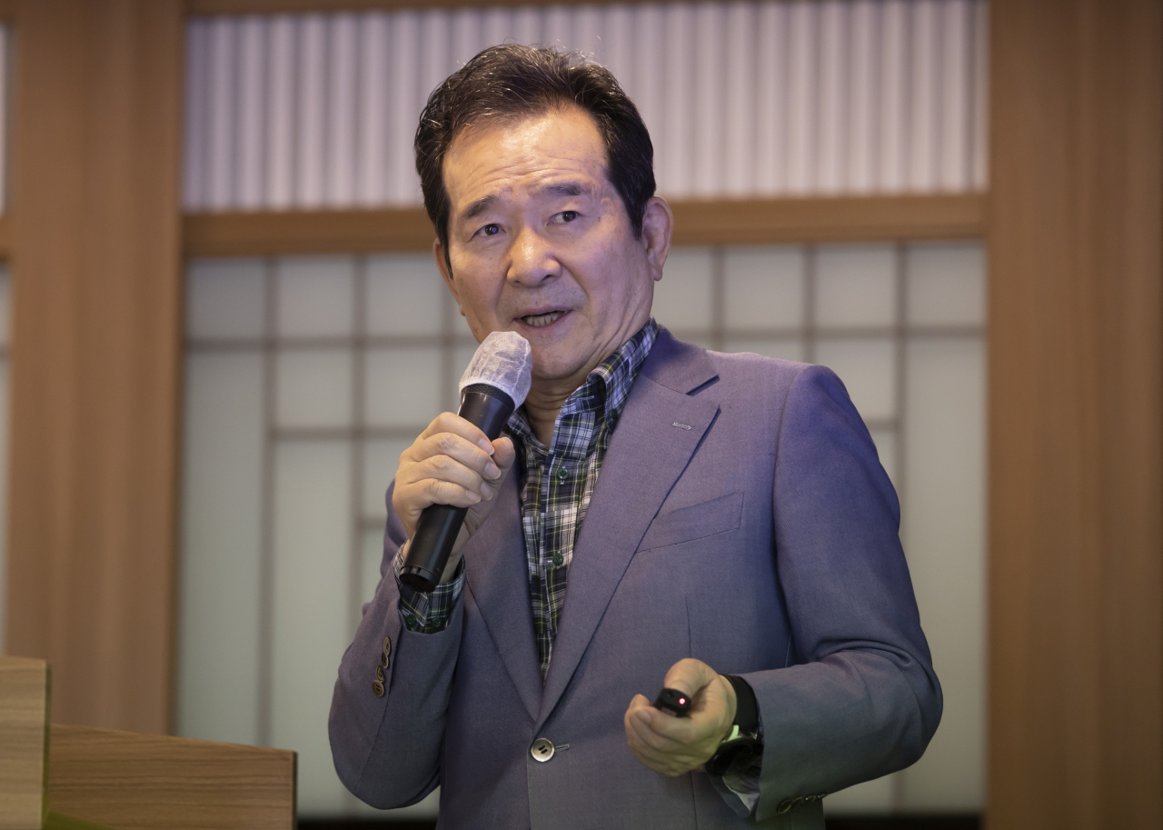 정세균 전 국무총리가 2일 오전 서울 프레스센터에서 열린 JB미래포럼 조찬 세미나에서 ‘포스트 코로나 시대, 정치의 새로운 역할’을 주제로 강연하고 있다. [연합]