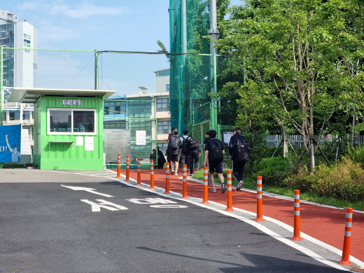 2일 오전 서울 동대문구의 한 중학교로 학생들이 등교하고 있다.(사진은 기사 내용과 관련없음) 주소현 기자/addressh@