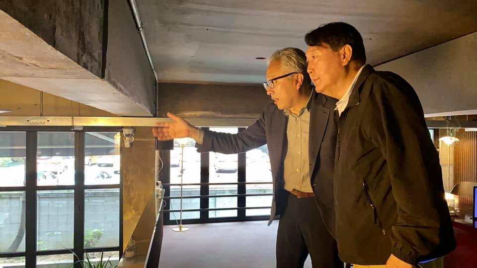 윤석열 전 검찰총장이 모종린 교수와 복합문화공간을 둘러보고 있다. [장예찬 시사평론가 페이스북 캡처]