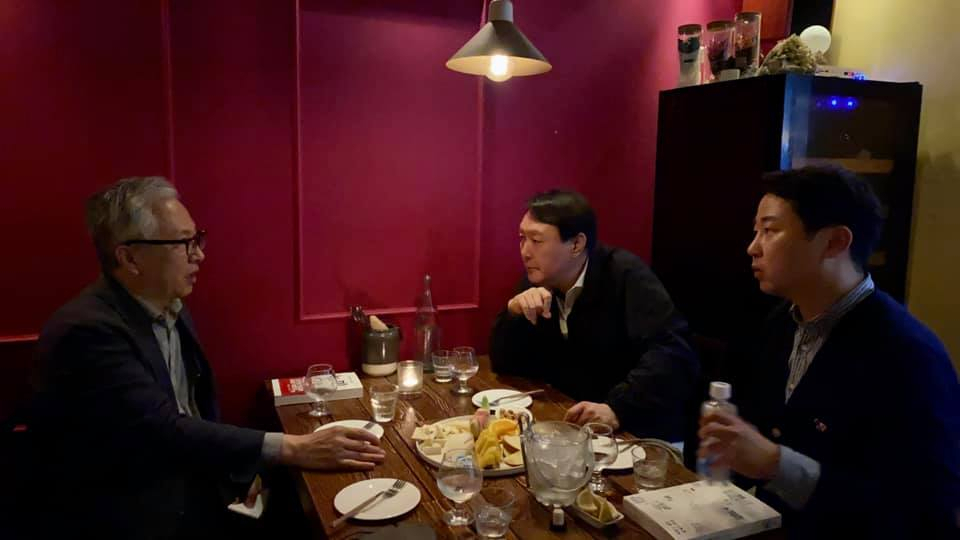 윤석열 전 검찰총장이 모종린 교수와 회동한 모습. [장예찬 시사평론가 페이스북 캡처]