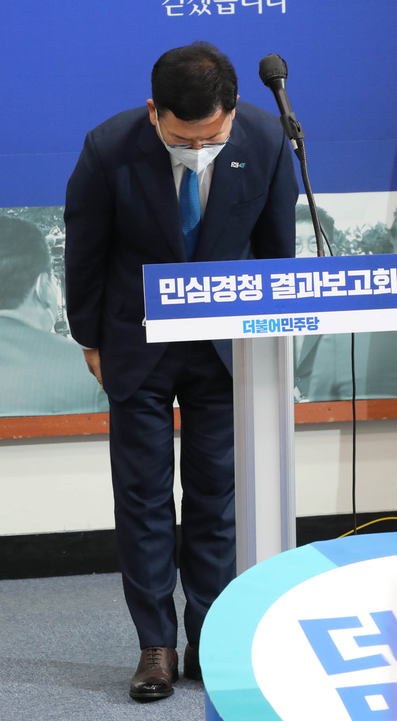 더불어민주당 송영길 대표가 2일 국회 당대표회의실에서 열린 '민주당 국민소통·민심경청 프로젝트 대국민 보고'에 입장, 인사하고 있다. 송 대표는 이날 '조국 사태'와 관련해 "국민과 청년들의 상처받은 마음을 헤아리지 못한 점을 다시 한번 사과드린다"고 밝혔다. 이상섭 기자