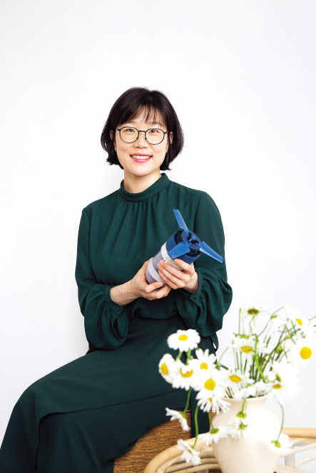 휴대용 수력발전기를 들고 포즈를 취한 박혜린 이노마드 대표.[이노마드 제공]
