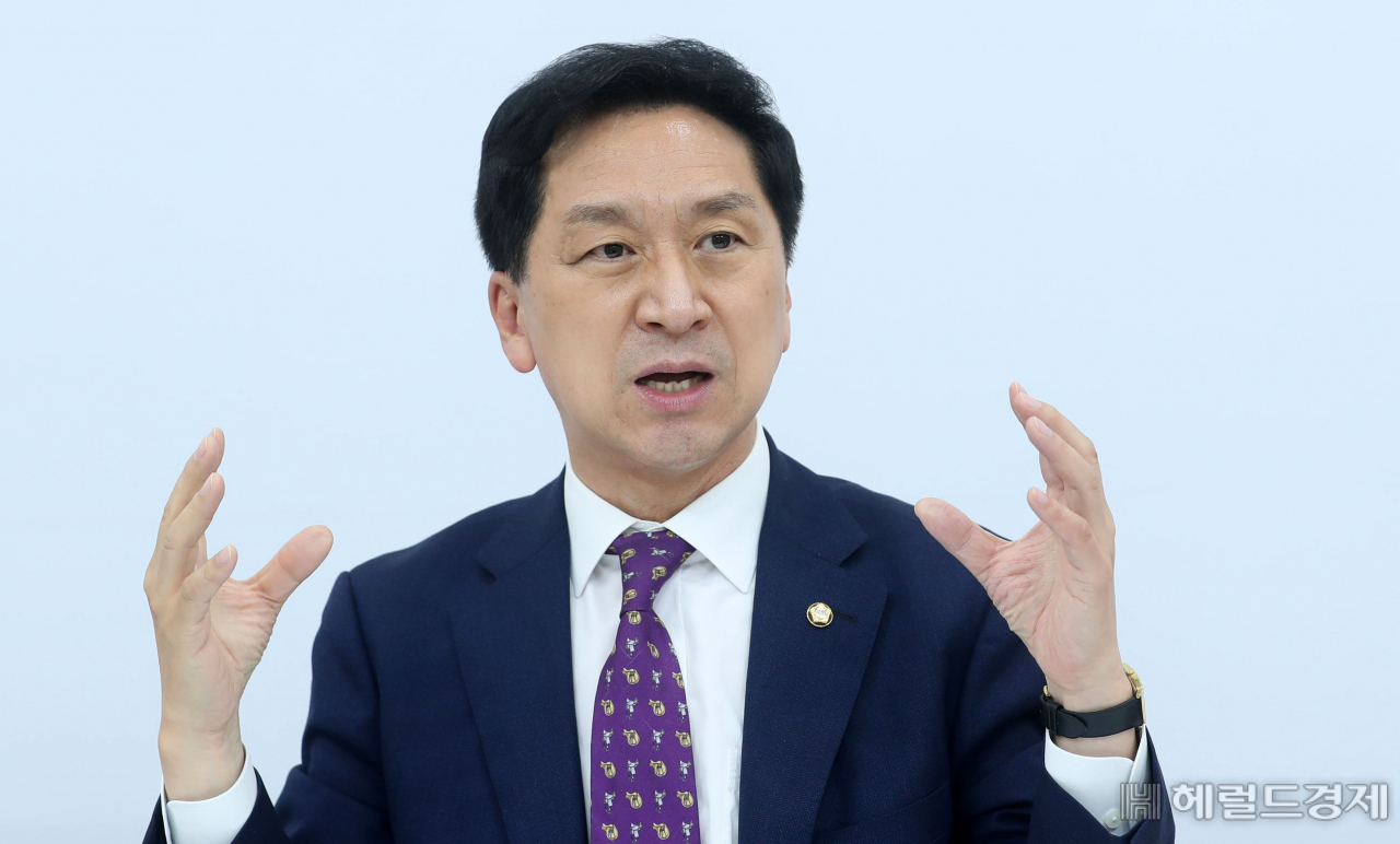 취임 한 달을 맞은 김기현 국민의당 대표 권한대행 겸 원내대표가 지난 1일 국회 원내대표실에서 헤럴드경제와 인터뷰를 하고 있다. [헤럴드경제=이상섭 기자 babtong@heraldcorp.com]